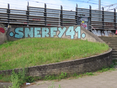 912095 Afbeelding van de graffititekst '.SNERTFY41.', op het muurtje langs de voetgangersovergang bij het spoor over de ...